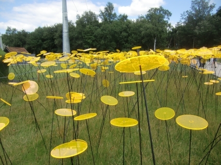 Venlo : Floriade 2012, Themenbereich Environment, die Lichtinstallation des Künstlers Rene Hildebrand Cazador-Installation "Orange" ( der Sonnenfänger ), besteht aus gelb leuchtenden Plexiglasscheiben auf Fiberglasstangen.